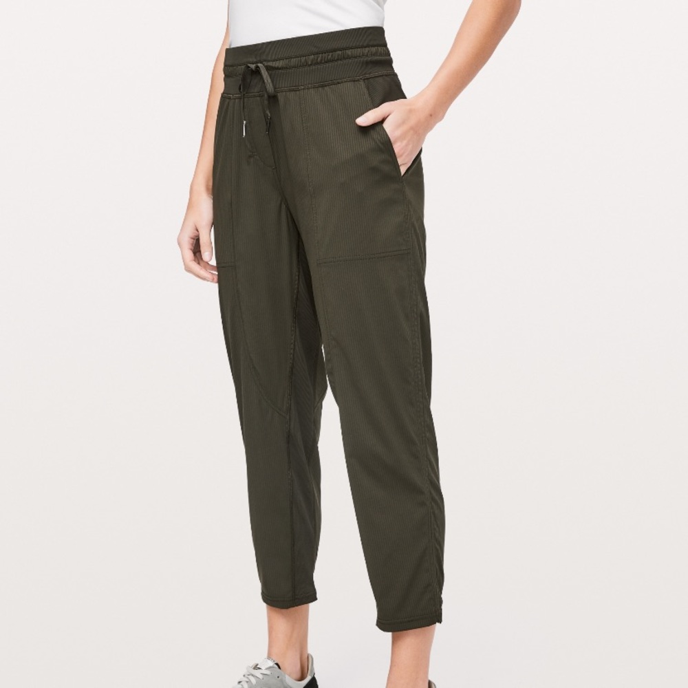 NWOT Lululemon Dance Studio Crop Pants